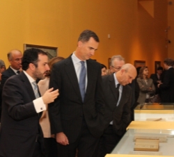 El Príncipe recibe las explicaciones de Antonio López Vega, Comisario general de la exposición